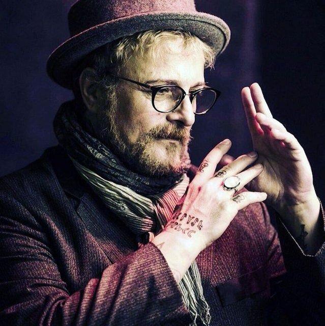 ARUN KOLAK    Trk pop mziine adn altn harflerle yazdran Harun Kolak, prostat kanserine bal olarak tedavi grd hastanede 20 Temmuz'da hayata gzlerini yumdu.