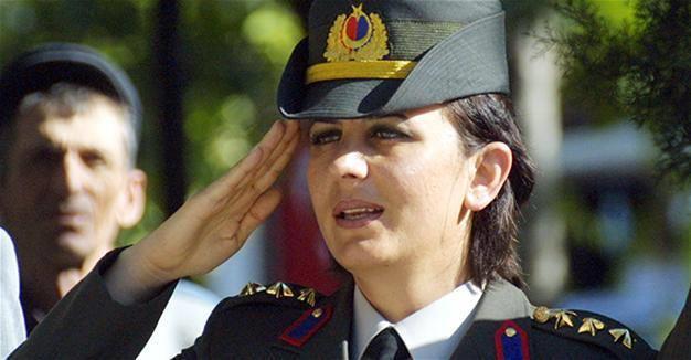 SONGL YAKUT    31 Mays'ta rnak'ta den askeri helikopterde yer alan, Trkiye'nin ilk ile kadn komutan Yarbay Songl Yakut ehit oldu.