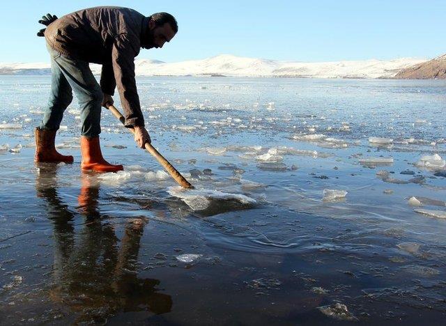 &#8216;BUZ DUASI&#8217;NA IKACAKLAR  <br>   Ar Da eteklerinde de geen yla gre daha az kar bulunurken, bu yl beincisi yaplmas planlanan Uluslararas ldr Kristal Gl Festivali, hava scaklnn mevsim normallerinin zerinde seyretmesi nedeniyle tehlikeye girdi. Festival hazrlklar srerken, gln zerindeki buz tabakas eridi.