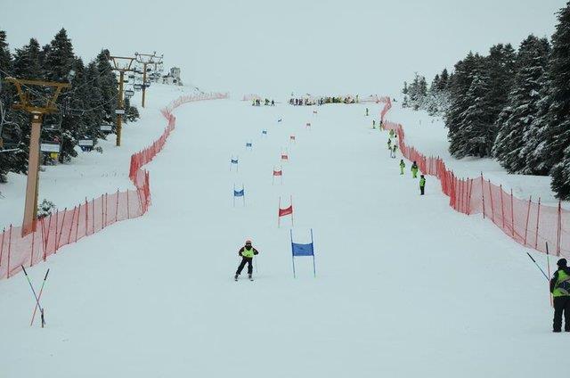 ULUDA&#8217;DA PSTLER AIK, KAR: 88 SANTM   <br>   Uluda&#8217;da da geen yl 260 cm olan kar kalnl bu yl 88 cm. Gney Marmara Turizm ve Otel letmecileri Birlii (GMTOB) Dernek Bakan Mehmet Haluk Beceren, kar kalnlnn dtn ancak pistlerin ak olduunu syledi. Geen yl ocak aynda tarihinin en etin kn geiren ve gnlerce kent merkezindeki yollar dahi kar nedeniyle kapanan Toroslar&#8217;n eteindeki Mersin&#8217;in amlyayla lesi&#8217;nde ise bu yl bahar yaanyor.