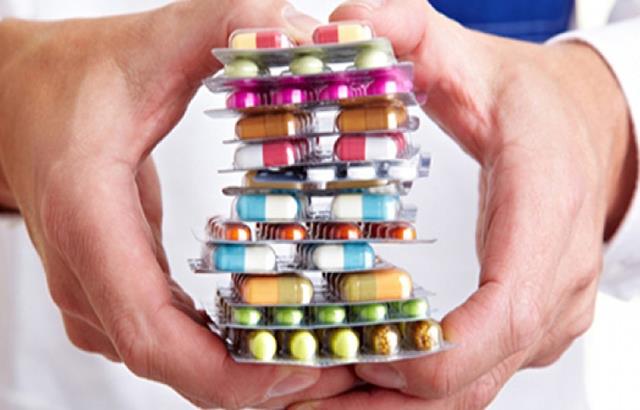 Antibiyotikler: Antibiyotikler mikroplarla birlikte faydal mikroorganizmalar da ldrmektedir. Bu nedenle kontrolsz antibiyotik kullanm sakncaldr.