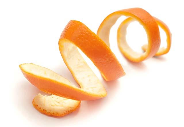 Portakal yedikten sonra dilerinize portakaln kabuu srtn. Portakal kabuu di minesini temizlemenin kolay bir yoludur. Portakal kabuu, dileri beyazlatr, lekeleri nlemeye ve bakterilerle savamaya yardmc olur. Birka dakika dilerinizi ovuturun ve su ile durulayn.