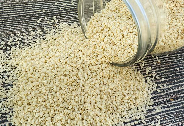 Bir avu susam birka dakika boyunca ineyerek dilerinizi temizleyebilir ve di plaklarnz karabilirsiniz, inedikten sonra susamlar yutmayn geri kartn.