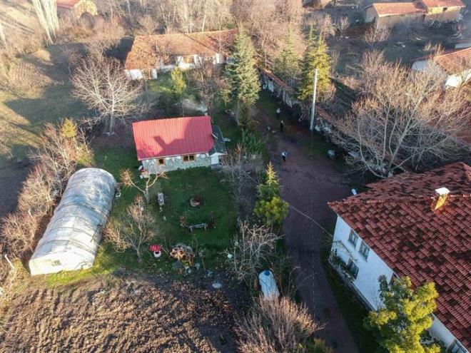 Samandan yaplan evin hem ilgi grdn hem de aknlkla karlandn anlatan Gn, "Evin yapmnda 160 balya saman kullandk. Bizler, ifti olduumuz iin mevcut saman kendi balyalarmz deerlendirdik." dedi.