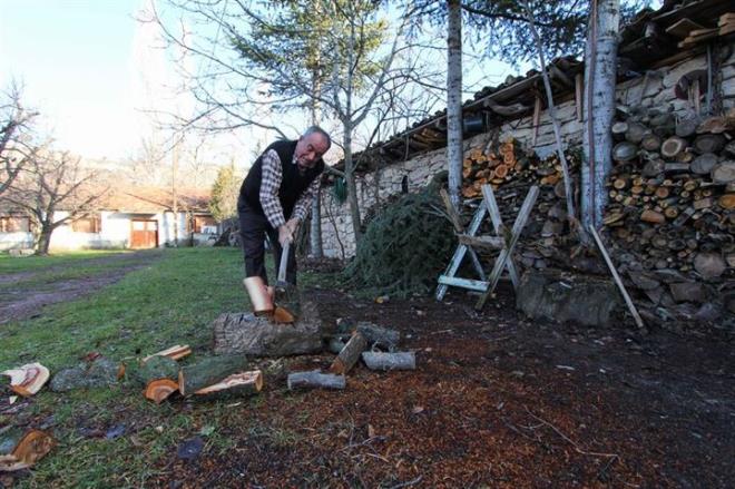 "D cephede kendi kymzden karlan kayrak tan kullandk. Evin zemini iin de laminant parke, at kaplamas iin de sac kullanldk. Yapmn yaklak bir ayda bitirdiimiz evin 9 yl nceki maliyeti 7 bin 500 lira." ifadelerini ekledi.