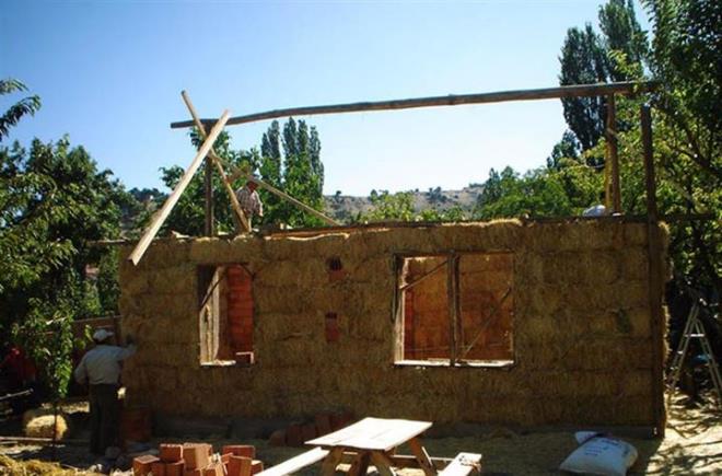 "Yaklak 40 yldr betonarmeden yaptmz evde yayorduk. Olum bana samandan ev yapacan syledii zaman 'olum samandan ev olur mu?' diye tepki gsterdim. Bana 'ben yapaym da sen gr baba' dedi. Evin yapmna balad ve bitirdi. 9 yldr bu evde oturuyoruz ve ok memnunuz." diye konutu.