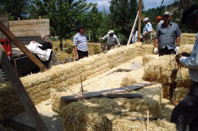 Naim Gn, yaklak 10 yl nce 150 metrekarelik apartman dairesinde snma sorunu yaamalar zerine olu Mehmet'ten aratrma yapmas iin yardm istediini syledi.