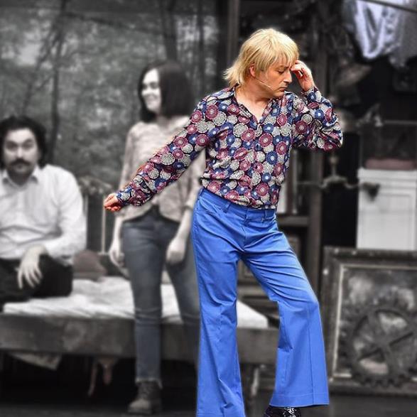 Kurulan drt cmleden birine gldm ender ilerden biriydi. Hatta bir ara Ynetmen karakterinin bu zor bulunan ortak ruhu bozmamak iin megafonu elinden brakacan bile dndm. Neyse, i enfesti...