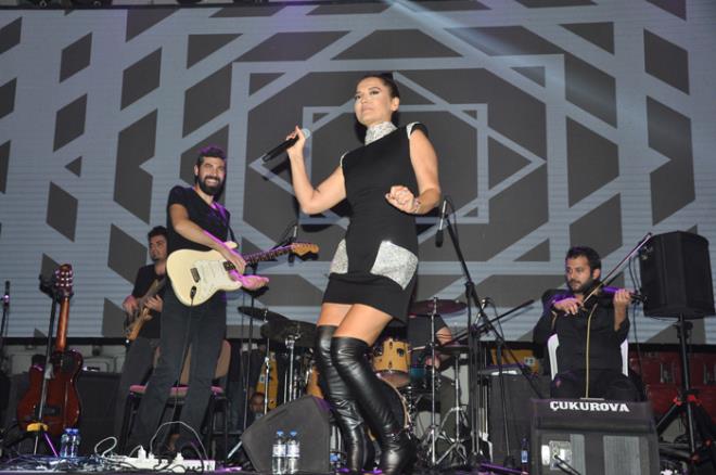 nk bazen hediyeler verilen kiiye faydas dokunmas iin de verilir. Keke izmeler bana olsayd da satma gerei duymasaydm. O zaman bu olayn magazin programlarnda bile tartlacak bir konu haline gelmemi olurdu. Tekrardan Demet Hanm'a vermi olduu hediye iin teekkr ederim,geri istemi olmasndan dolay da iade etmeye hazrm.'