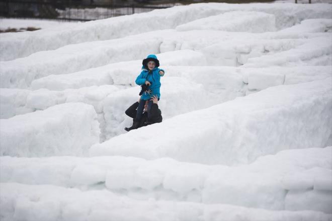 Baz ziyaretiler ocuklarn havaya kaldrarak k yolunu arad.