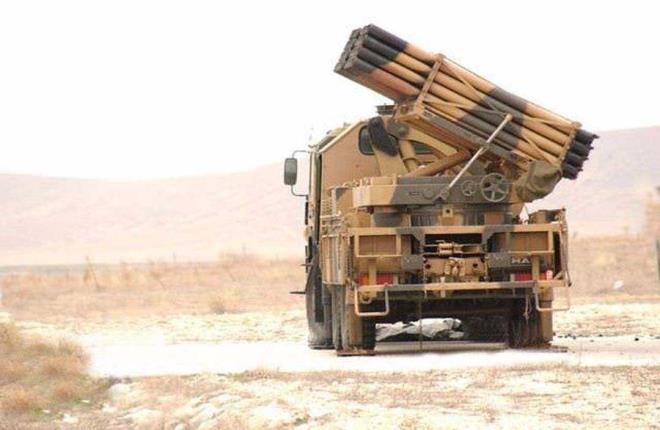 Frlatma tpnden frlatlan, kanatlar yardmyla ile stabil uu gerekletiren serbest uulu TR/TRB-122 roketinin doruluu kanatk dnsyle arttrlr.