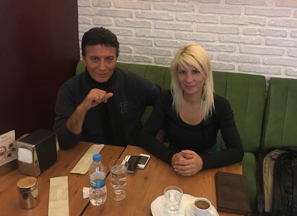 Yllar sonra ilk kez grntlenen Bulut Aras, OnurAkayMedya'ya konutu.    Boyal salar ile dikkat eken oyuncu, stanbul&#8217;da evinin olduunu ama daha ok oksijen cenneti olarak bilinen Akay&#8217;daki yazlnda kaldn syledi.