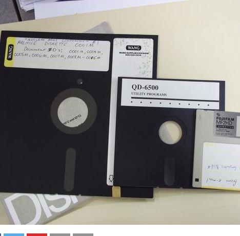 8 in'lik disket srcleri 5 yllk kullanm mrnn ardndan yerini 3.5 in'lik disket srclere brakt.