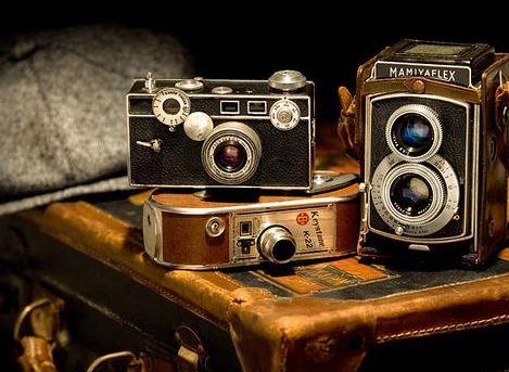 Eski fotoraf makineleri  --  Eskiden fotoraf makinesiyle ektiimiz grntleri banyo ettirirdik. Bu maliyetli i elbette bugn yerini dijital fotoraf makinelerine ve hatta telefonlarmza brakt.