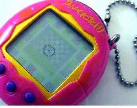 Sanal bebek  --  2000'lerin banda sanal bebek furyas balam; herkes kendi hayvann bu kk oyuncaklarda besleme balamt.