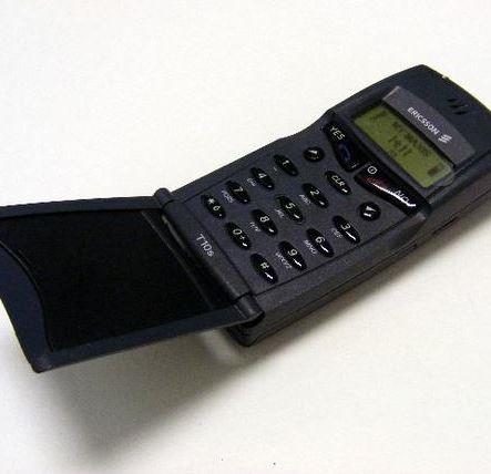 Peki ya Ericsson'n antenli telefonunu unutmak mmkn m? Kapakl olan da cabas...