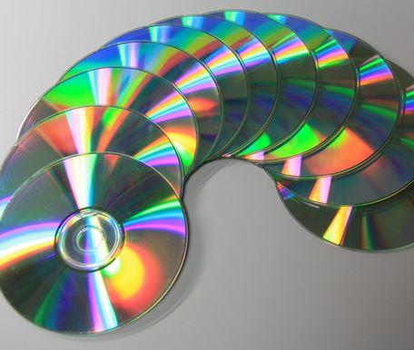 Aslnda 1980'li yllarda ilk kez ortaya kan CD'ler, 90'larn ardndan yaygnlama ans buldu. 700 MB'lk bir kapasiteye sahip olan CD'ler CD-ROM denilen cihazlarla beraber alyordu.
