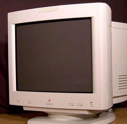 LCD ekranlara nazaran ok daha fazla yer kaplayan ve ar bir yapda olan tpl monitrler 80'li yllarda kullanlmaya baland.