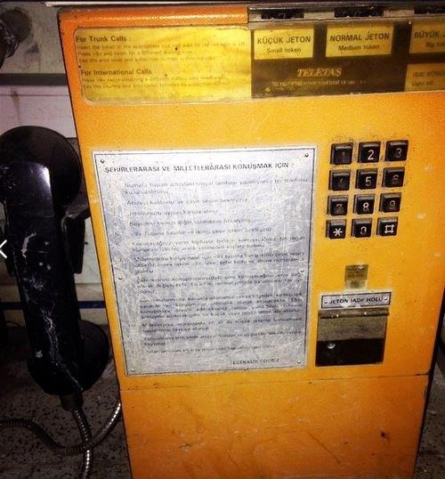 Eskiden jetonumuz kadar konuabilirdik! Artk kartl telefonlar gerektiinde kullanyoruz.