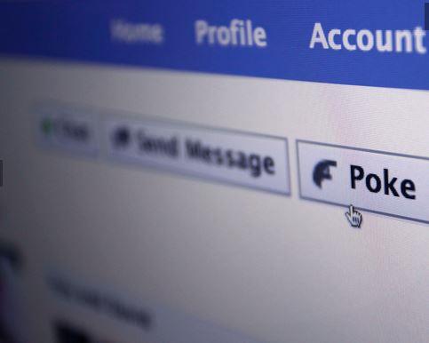 Sahi bir ara Facebook'ta 'poke' yani 'drt' zellii de vard; mesaj gndermek yerine kullanclar bu ekilde birbirlerini drterdi.