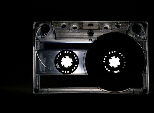 Onlar hatrladnz m? 80li 90l yllarda ilk gz arlarmz  <br>Biz ld, artk kimse yzne bakmyor derken kasetler ve kasetalarlar u sra kap kap satyor! Peki bunca sene sonra kasetler neden ok satyor dersiniz?