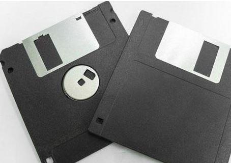 Teyp band kullanan disketlerin toplam hafzas ise sadece 1.4 MB (megabyte) idi. Disketlerin ardndan CD'ler poplerlemeye balad.