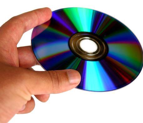 1995 ylnda ortaya kan ve balarda sinema sektr iin bir devrim nitelii tayan DVD'ler, yedekleme birimi olarak da yllar getike CD'lerin yerini almaya baladlar; zira 700MB'lk kapasiteli CD'leri 6'ya katlayan DVD'ler, kullanclara 4.7GB'lk bir kapasite sunuyordu.