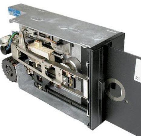 8 in'lik disket src  ---  1971'den 1976 ylna kadar kullanlan ve 8 in'lik disket srcler, devasa boyutlaryla dikkat ekiyordu. Bir disketin toplam hafzas ise 80 KB idi. Yani 8500 disketi topladnzda bir CD elde edebiliyorduk.