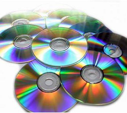 Daha sonraki yllar ortaya kan CD-R/RW yazclar ise kullanclarn CD'lere kendi verilerini yazabilmesine olanak verdi. Bylece artk kullanclar film, mzik, fotoraf veya dier ieriklerini bu disklere yedekleyebiliyordu.