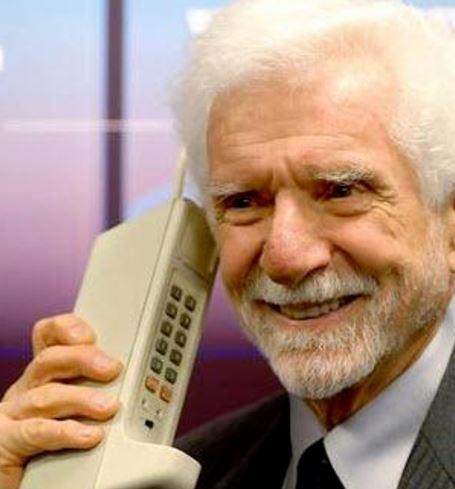 Dnyann ilk mobil telefonu  --  Cep telefonunun mucidi olarak bilinen Dr. Martin Cooper, 1973 ylnda ilk mobil telefonu gelitiren isimdi. Salt grmeyi salayan bu telefonu mobil telefon olarak nitelendirsek de, byk ebatlar neticesinde cebe sacak bir telefon deildi.