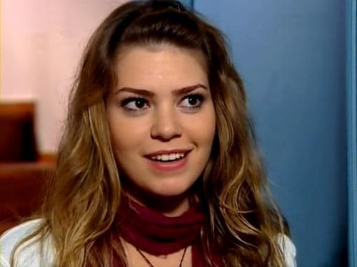 Pera Gzel Sanatlar Lisesi'ni bitirdikten sonra stanbul Hali niversitesi'nin Tiyatro Blmnden mezun oldu. 2003 ylnda &#8220;Hayat Bilgisi&#8221; adl dizide oynad