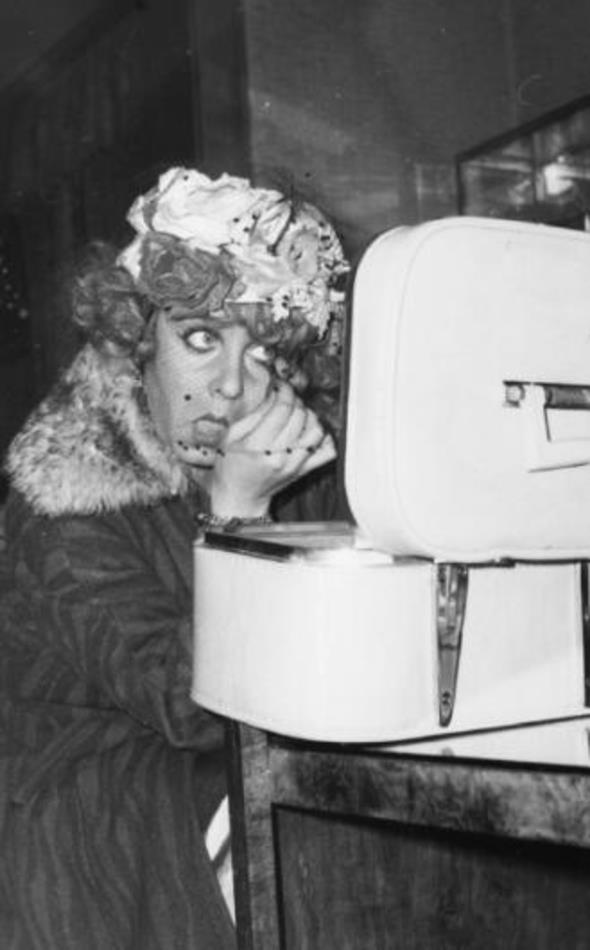 Filmlerde figranlk yapt, annesinin (Mnevver Girik) yannda henz 13 yanda sinemayla tant. Ksa srede zirveye kt. O yllarda setlerde nl de olsanz kendi makyajnz kendiniz yapardnz (1965).