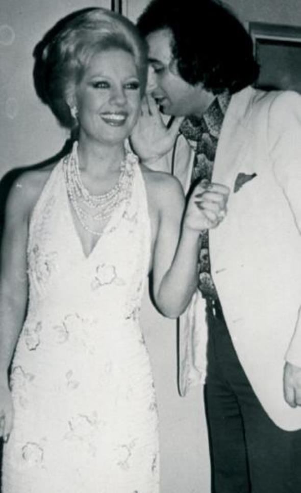 Emel Sayn sahneye kmak iin kulis odasndan ayrlrken, kulana bir fkra anlatarak ona moral veren kii Mjdat Gezen&#8217;den bakas deil.