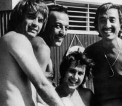 zmir Fuar&#8217;nda program yapan sanatlar, gndzleri Efes Oteli&#8217;nin havuz banda toplanrlar, aralarnda akalarlard. te yine byle bir gnde kr Birant, Sadri Alk ve Ahmet Sezgin bir araya gelip Ahmet zhan&#8217; karga tulumba havuza atmaya alyorlar (1977).