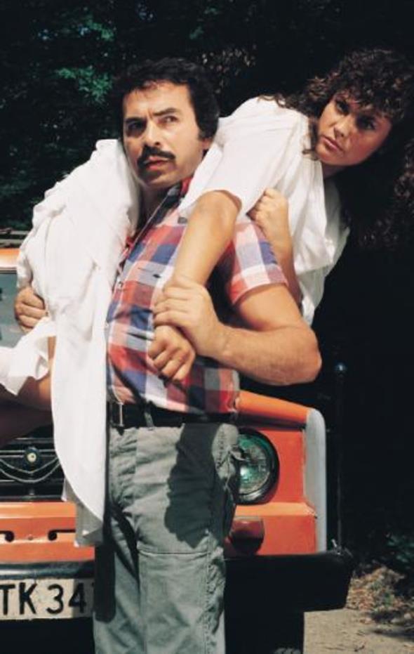 Filmin ad &#8216;ofr&#8217;... Dnemin arabesk kral Orhan Gencebay&#8217;n bol arkl filmlerinden en ok ilgi grenlerinden. Baroln kadn kahraman Hlya Avar, Orhan Baba&#8217;nn omuzlarnda (1986).