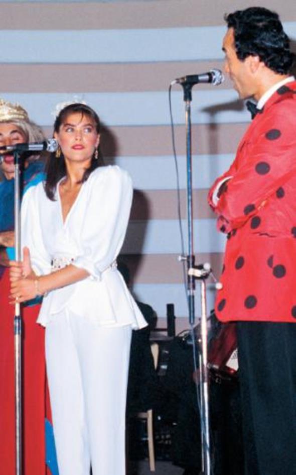 1983 ylnda Trkiye Gzeli seilen Hlya Avar&#8217;n daha nce evlenip boand iin tac elinden alnd. Bir anda herkesin merak ettii birisi haline gelen Avar, zmir Fuar&#8217;na gitti ve Uur Bcekleri ile birlikte sunuculuk yapt (1983).