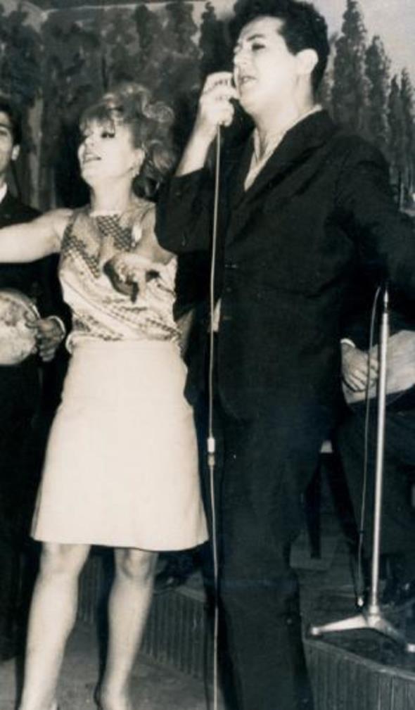 1960&#8217;larn ilk yarsnda Zeki Mren&#8217;in stanbul sahnelerindeki en byk rakibiydi Adnan Pekak. Bugn ya 40&#8217;n zerinde olanlar onu ve arklarn hatrlayacaklardr. Pekak&#8217;n yanndaki ise o dnemin nl oryantali Aysel Tanju.