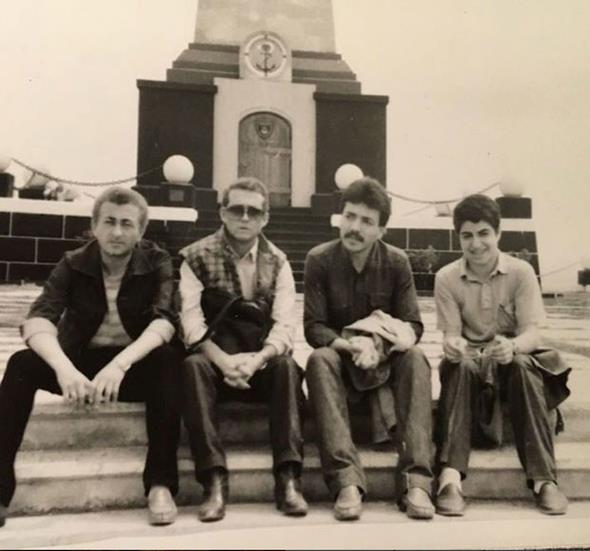 Fatih rek, yllar nce ekilen fotorafn Instagram'da paylat.    rek, siyah-beyaz fotorafn altna 'Yllar sormayn... sol batan Erkan Can, zer Tunca, Tevfik Bolulu ve ben...' notunu dt