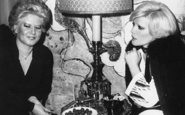 Cazip tekliflere daha fazla dayanamayan Muazzez Abac, Ankara Radyosu&#8217;ndaki grevinden ayrlarak stanbul&#8217;a geldi. Kendisine yardmc olanlardan birisi de her ne kadar rakibi de olsa Gnl Yazar&#8217;d (1976).