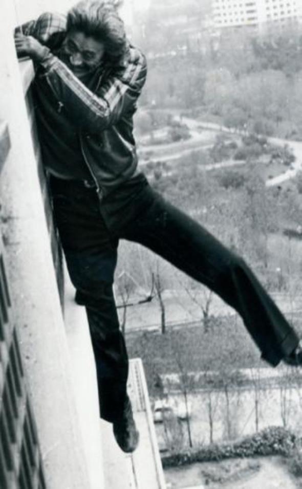 Macera filmlerinde asla dublr kullanmayan, lme meydan okuyan Cneyt Arkn&#8217;n bir apartman balkonunun kenarnda gezerken ayann kayp lmn souk nefesini hissettii ann fotoraf.