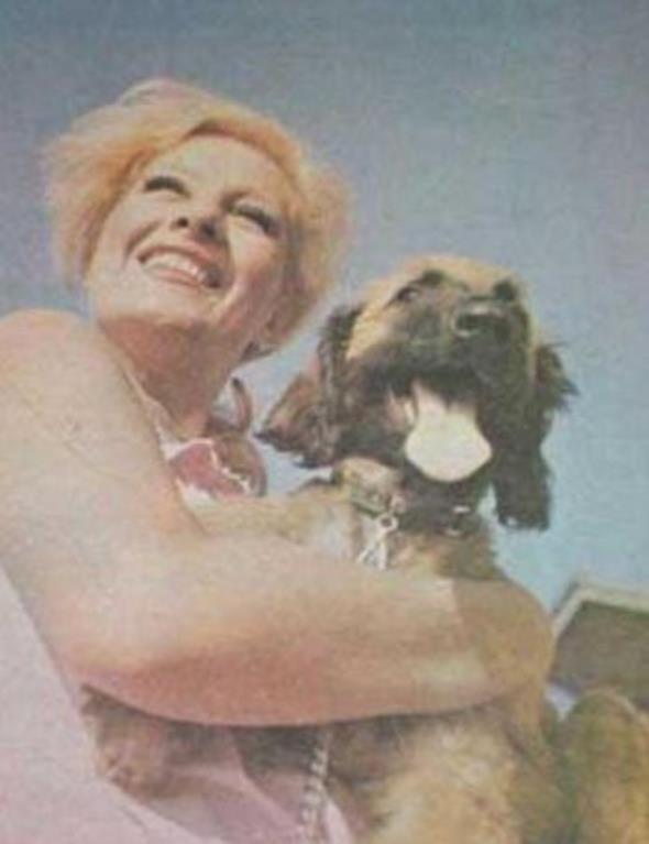 Emel Sayn kpeiyle birlikte.