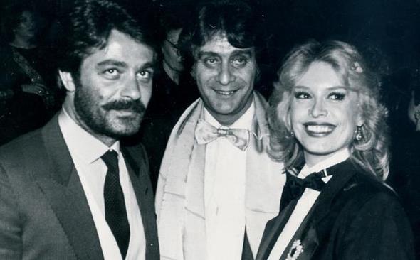 Kadir nanr, 1979&#8217;da stanbul&#8217;a gelen ve &#8216;Haydarpaa&#8217;nn gelini&#8217; olarak lanse edilen, birok filmde rol alan Christina Haydar ve kocasyla birlikte. HS_KART_17.indd 2 11/3/10 1:18:03 PM