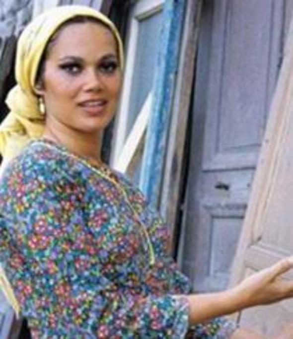 Ferikyde bir film ekimi srasnda artistleri seyretmek iin toplanan Roman kadnlar Nazan oraya lafatp "Sen de bizdensin" diye seslenince olanlar olmutu.