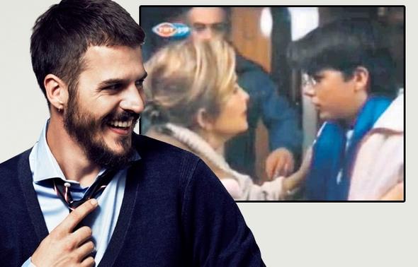 Filiz Akn'n takipilerinin ou, minik oyuncunun Mehmet Gnsr olduunu hemen bildi.    Gemi Bahar Mimozalar 1989 ylnda TRT 1'de yaymlanm olan, Okan Uysaler'in ynetmenliini stlendii Filiz Akn, Rutkay Aziz, Mehmet Gnsur, Ceylan Palay ve Mfik Kenter, gibi oyuncularn barollerini paylat Psikolojik Trk dizisi.