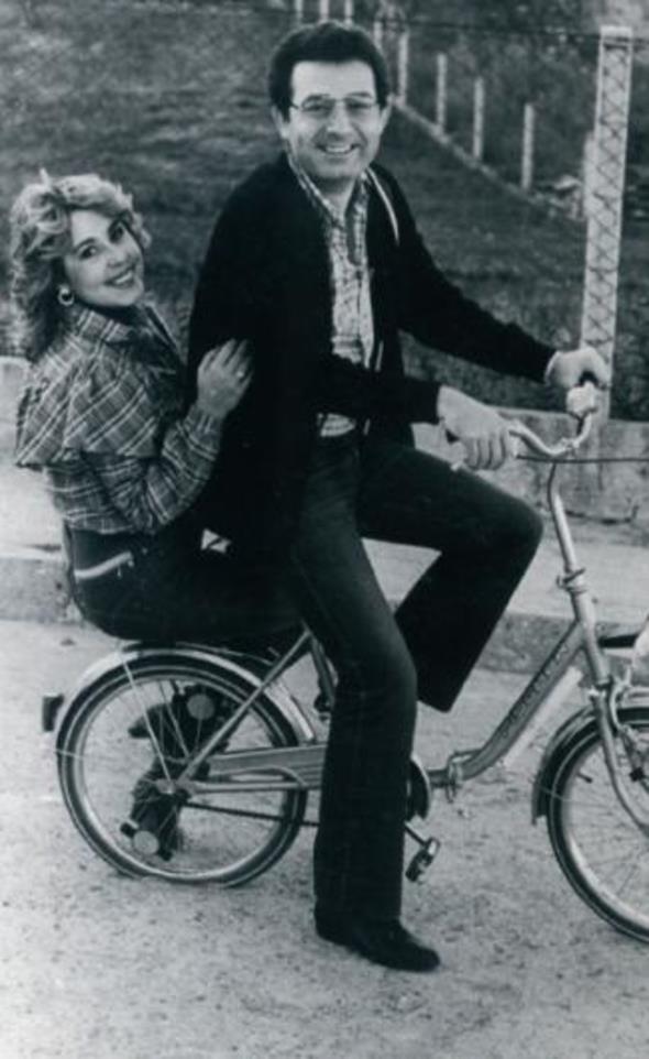 Bir dnem itikleri su bile ayr gitmezdi ayn bisiklette grdnz Nilfer&#8217;le Kayahan&#8217;n. Nilfer 1984&#8217;te Kayahan&#8217;n &#8216;Kar Taneleri&#8217;ni seslendirdi. Sonra daha birok eserini. Ama araya dargnlk girince Kayahan ona arklarn yasaklad.