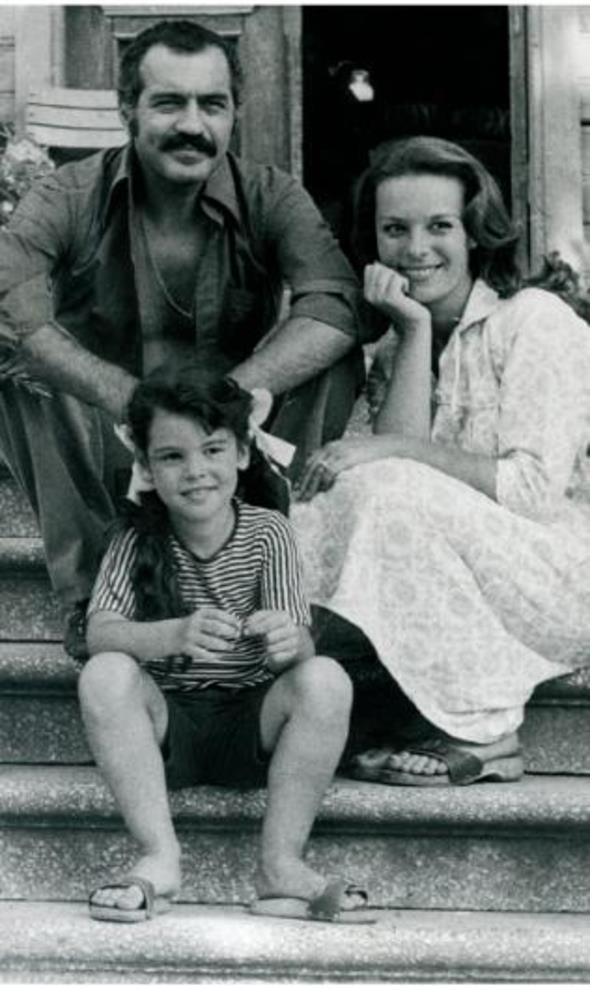 Gnmzde yuvasn kurmu, anne olmu ve de kaynvalidelie hazrlanan Glah (Soydan) Alkolar, annesi Hlya Koyiit ve Fikret Hakan&#8217;la ayn filmde bulumutu. &#8216;Glah Kk Anne&#8217; sinemalarda byk ilgi grmt.