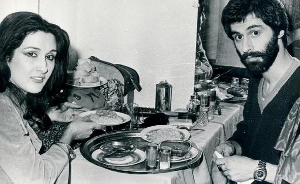 Nkhet Duru ile Doan Canku, gazinodaki kulis odasnda yemek yiyorlar. Duru ile Canku ksa sren bir de ak yaamlard (1978).