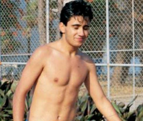 Kk yata sahneye kan ve kendini kabul ettren Emrah, youn almalarndan arta kalan zamannda kendini havuza atmay pek severdi (1987).