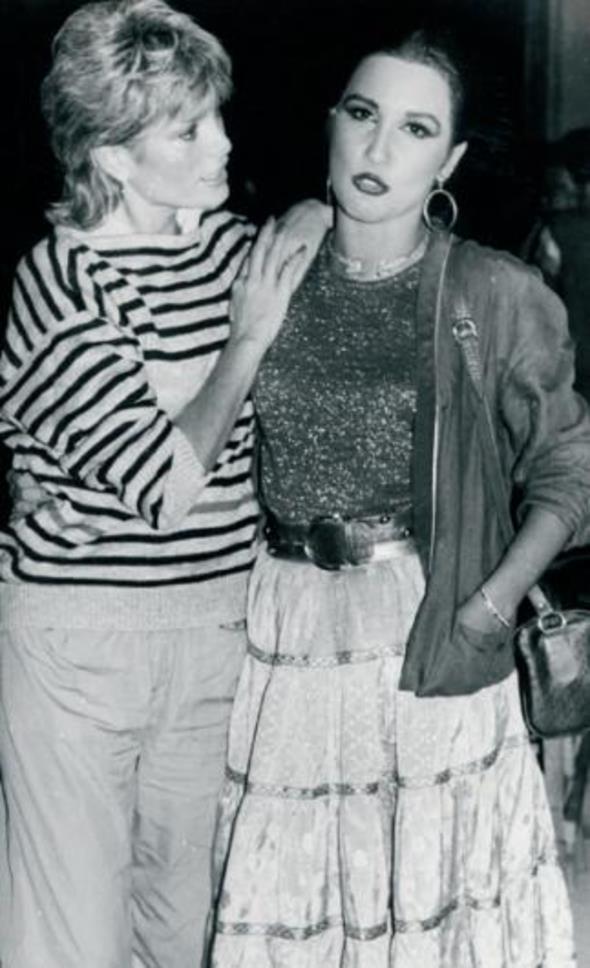 Pop mziin iki divas, Ajda Pekkan ile Nkhet Duru. arklar, albmleri, sahne programlaryla rakiptiler elbette. Ama zel hayatlarnda da dosttular.