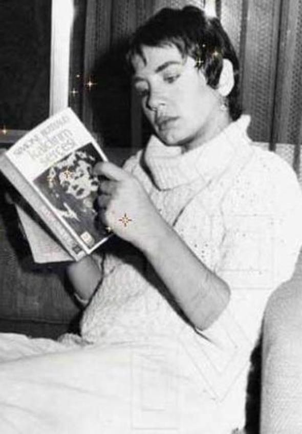 Minik Sere, Edith Piaf'n hayatn konu alan Kaldrm Seresi adl kitab okuyor.